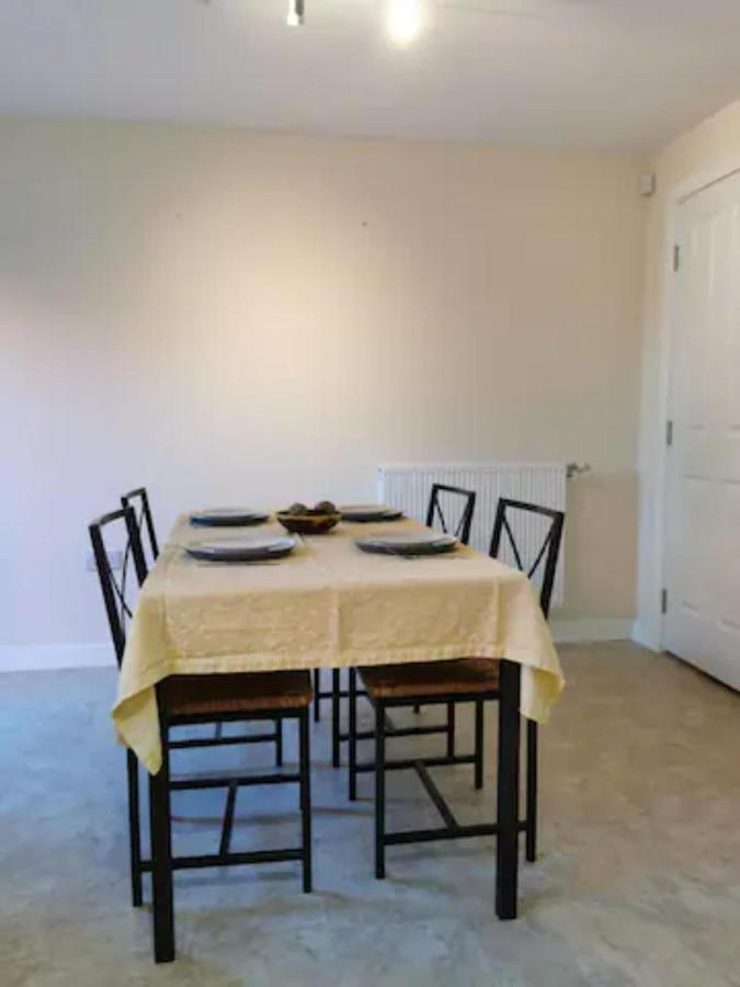 Entire 3 Bedroom House Free Parking Casa de férias *