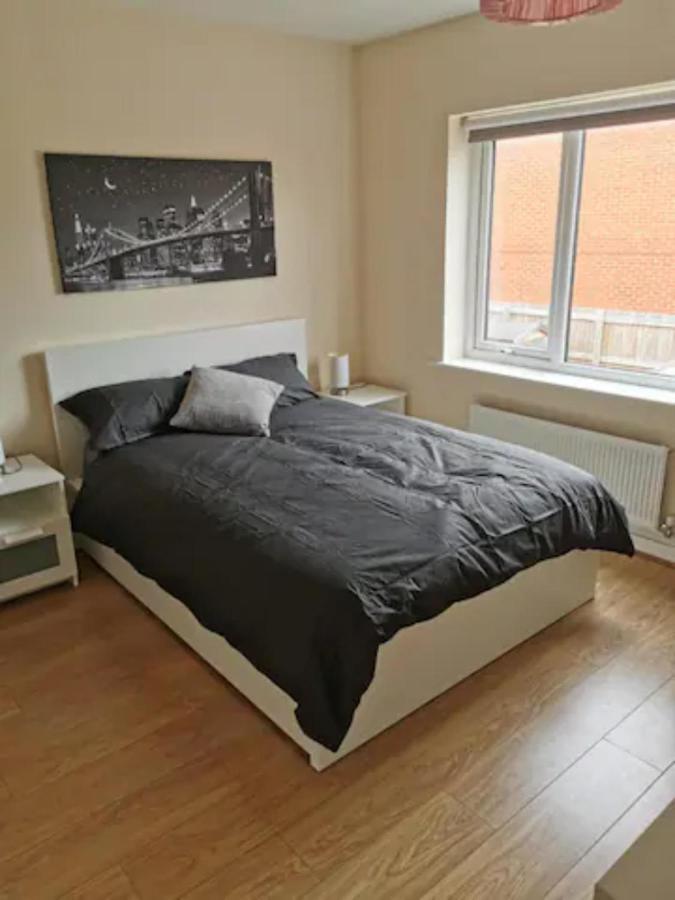 Casa de férias Entire 3 Bedroom House Free Parking *